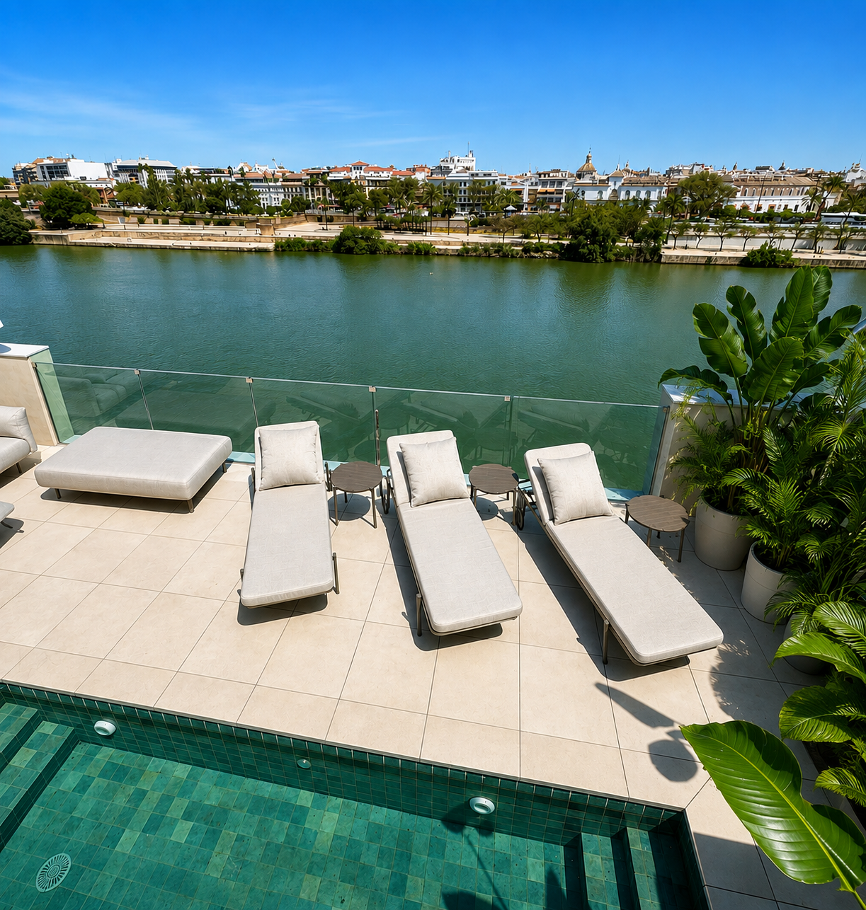 Solárium con tumbonas y piscina frente al Guadalquivir