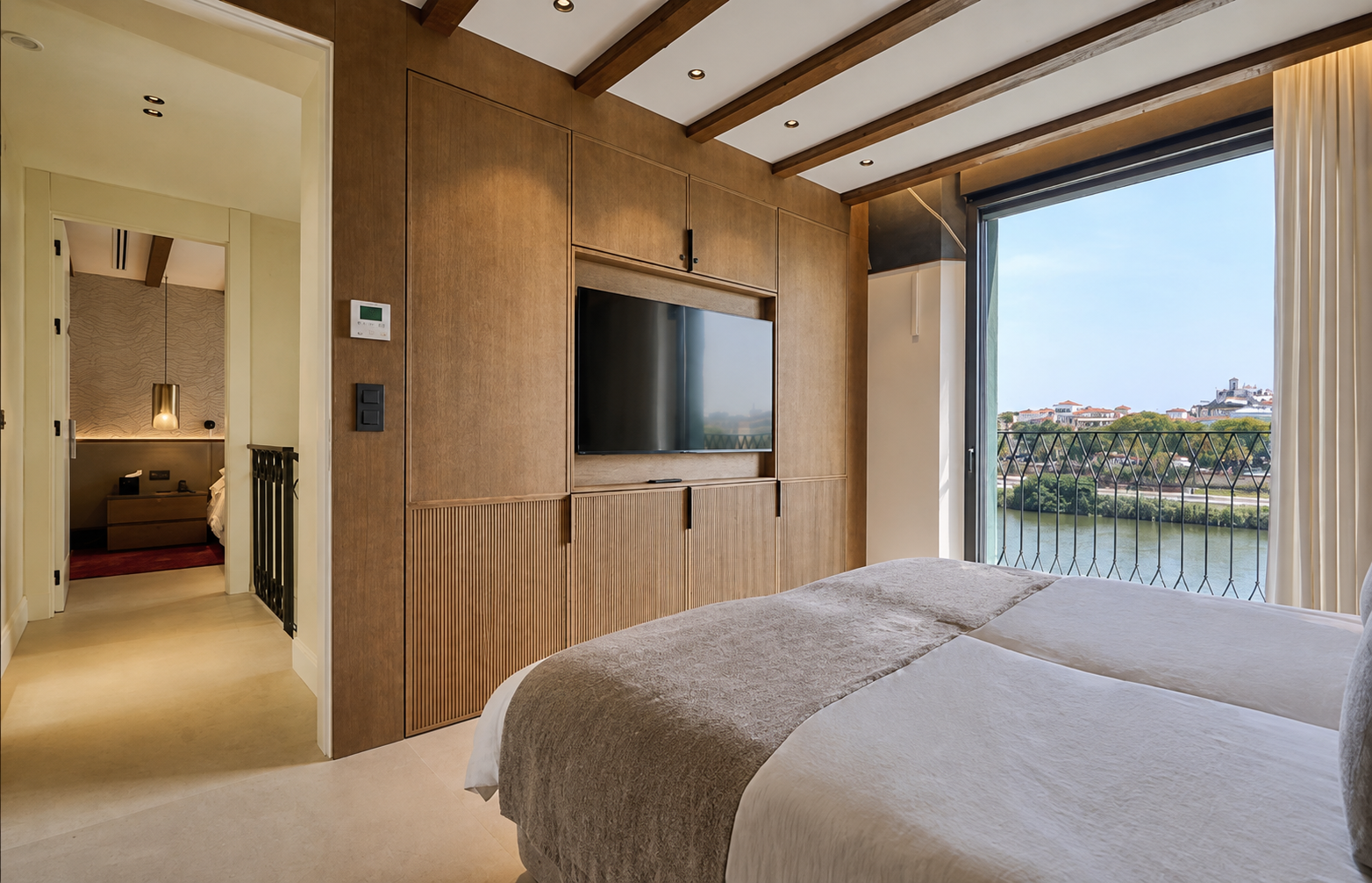 Suite revestida en madera con vistas al Guadalquivir