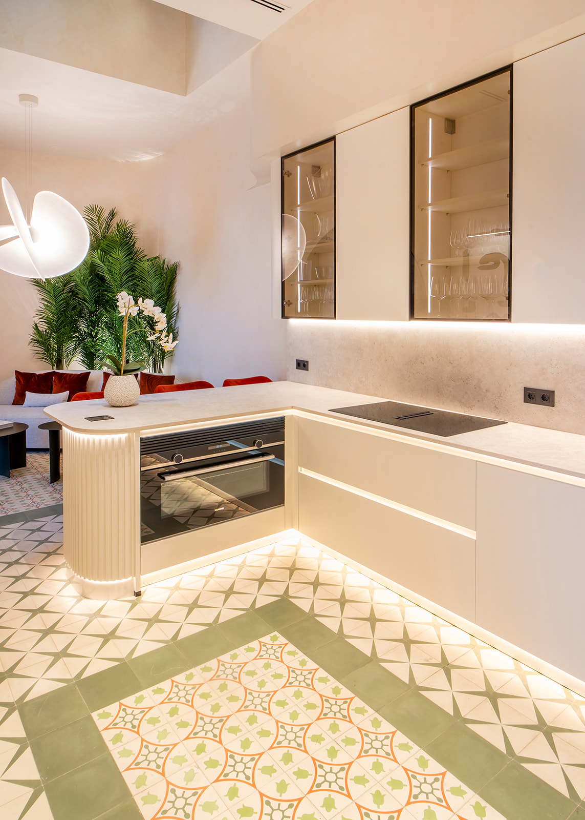 Cocina de CasaKary con horno, encimera iluminada y suelo hidráulico