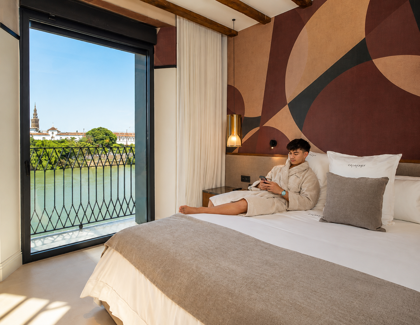 Suite con mural geométrico granate y ventanal abierto al río