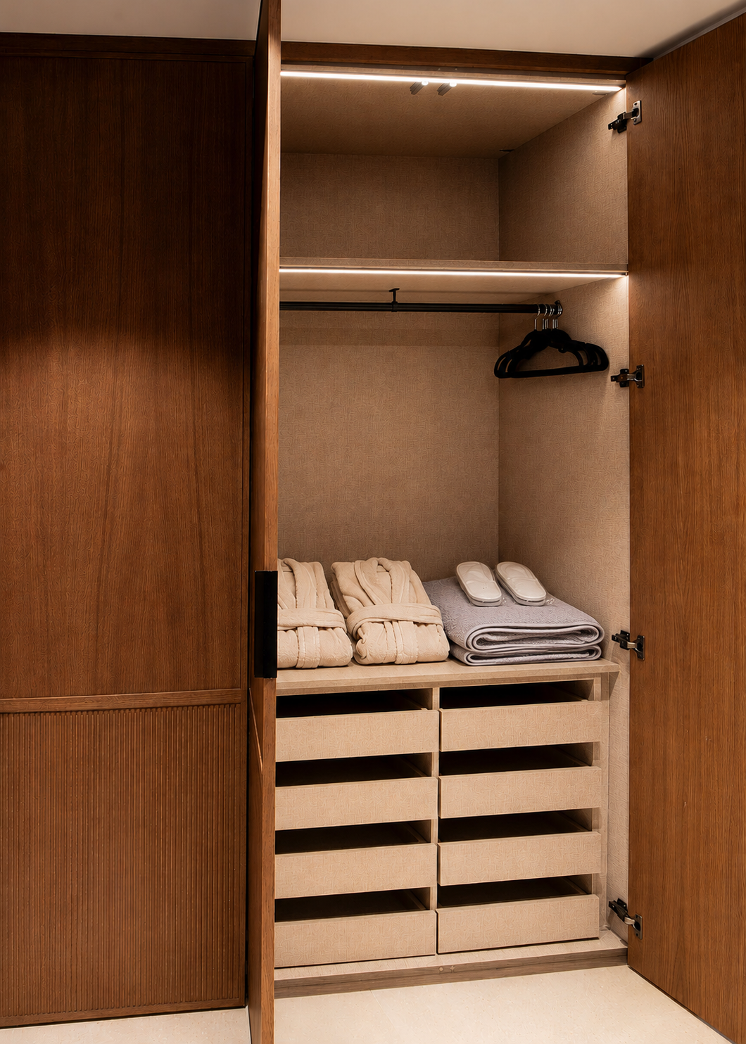 Vestidor de CasaKary con toallas y albornoces