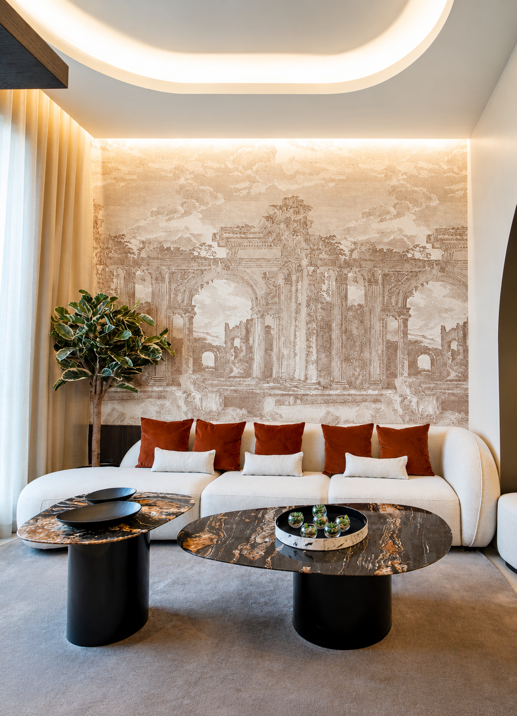 Salón con sofá curvo y mural de ruinas pintado a mano