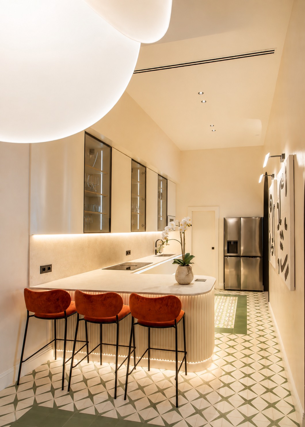 Cocina de CasaKary con isla y taburetes granate